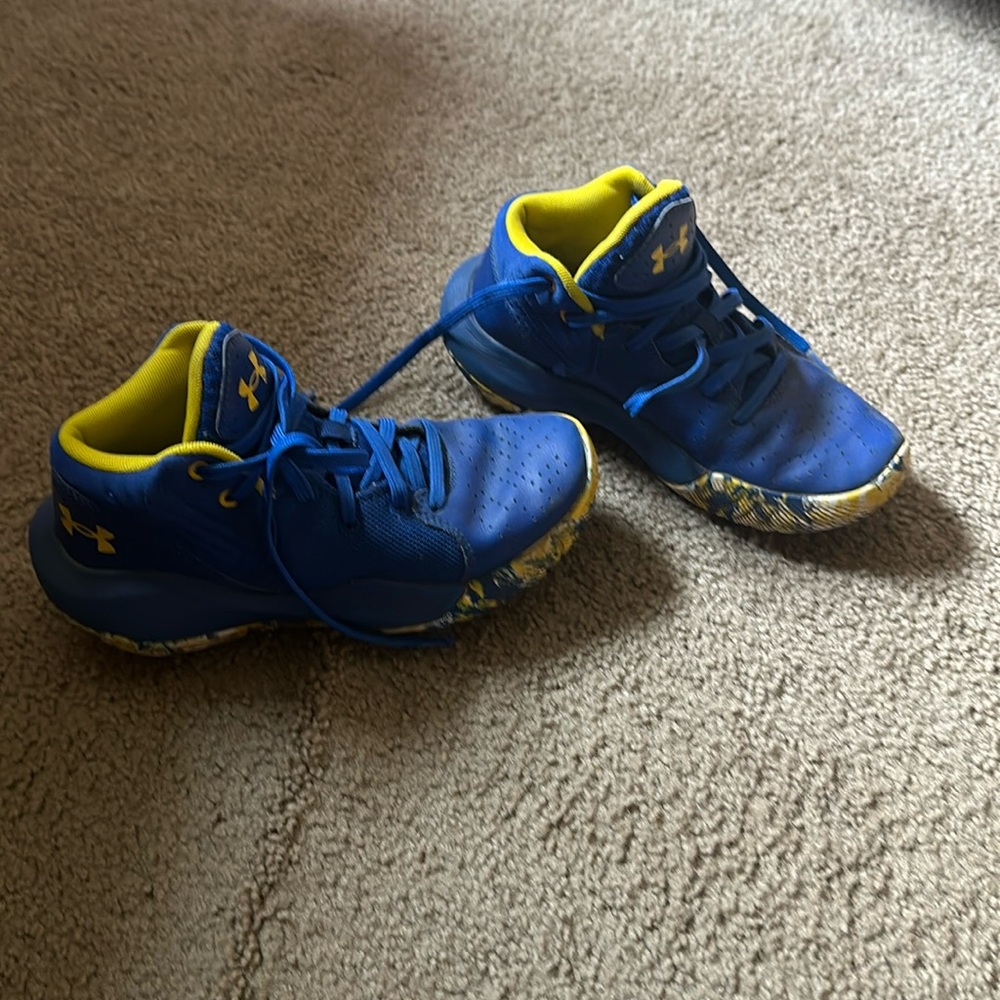 3.5 youth under armor tennis shoes